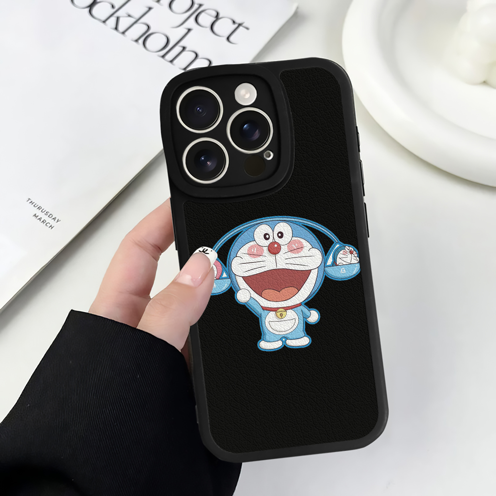 （画像用） ドラえもん Doraemon 【iPhone 16シリーズ対応】シリコンスマホケース（レザー調） 材質：シリコン